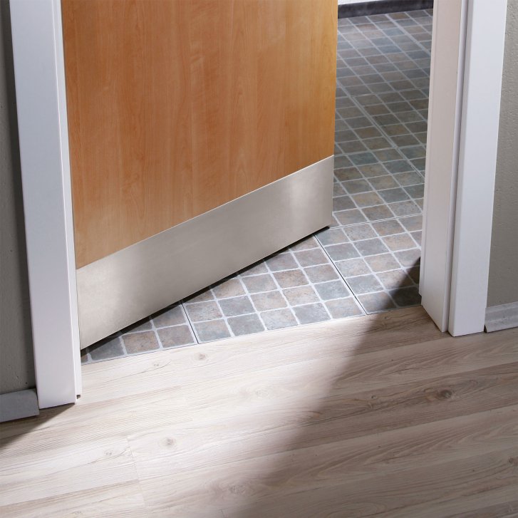 Okopový plech nerez 600 × 150 mm – širší strana dveří